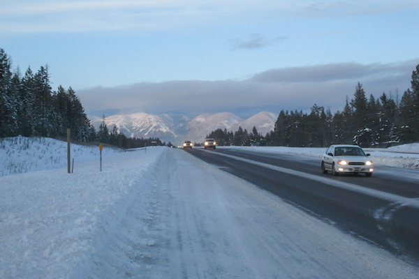 Safe winter driving demands an emergency car kit. 